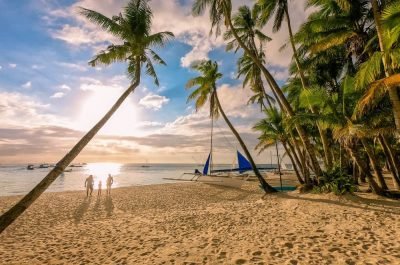 hermosa-puesta-sol-playa-tropical-isla-boracay-filipinas-cocoteros-mar-velero-arena-blanca-vista-naturaleza-concepto-vacaciones-verano-1.jpg